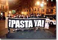 Volverán pancartas victoriosas. Foto Manifa Pasta Ya, 10 Marzo del 2000. También era de noche